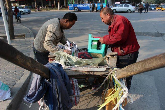 特殊材質的破爛:買過廢品的人都會發現收廢品的人,他車上裝了好幾個