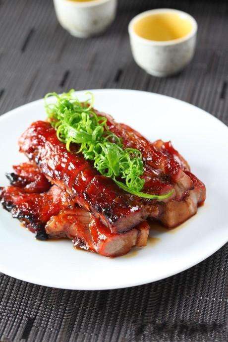 食材:梅头肉,白糖,米酒,生抽,老抽,叉烧酱,蜂