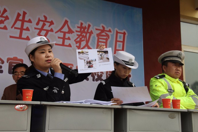 原平交警开展"全国中小学生安全教育日"道路交通安全宣传活动
