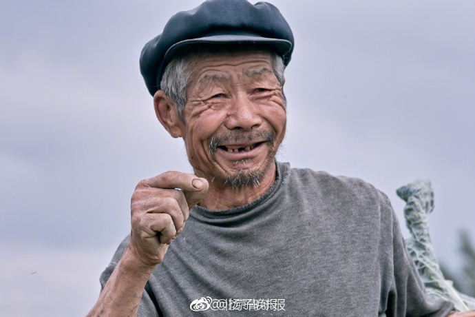 滞销大爷原图照片拍摄于7年前老人家中没有滞销水果