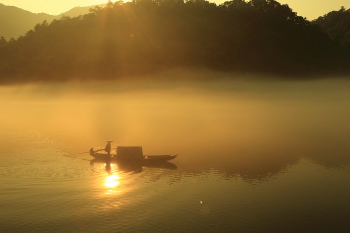 秋江水清深几竿渔郎放舟烟渚间