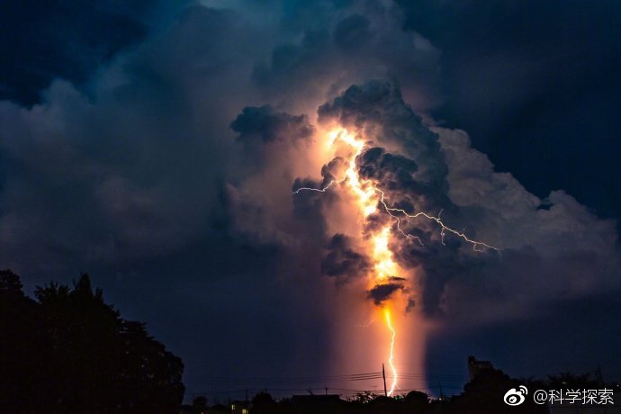 大暴雨下的雷暴画面.大自然的力量…有点可怕