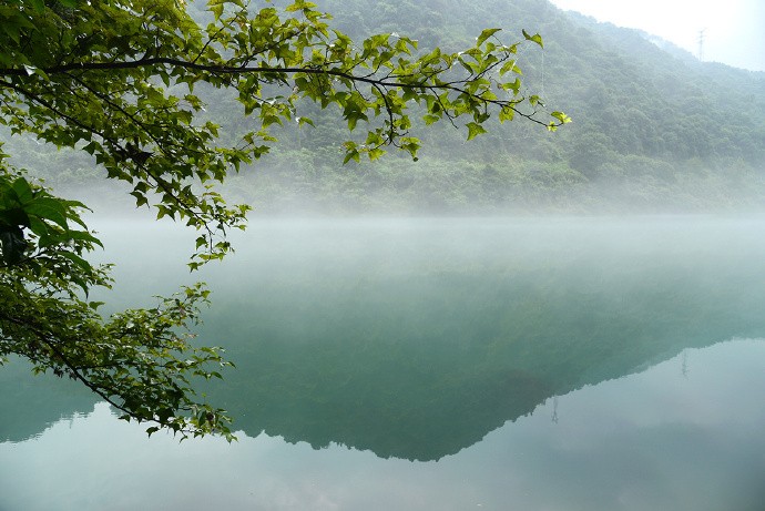 图书丛里清癯老山水光中潇洒家