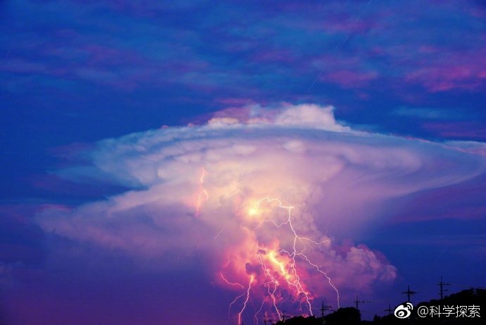 大暴雨下的雷暴画面.大自然的力量…有点可怕