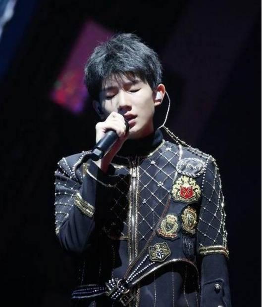 明星耳朵上的耳返是什么?易烊千玺王源都用,它的作用大着呢