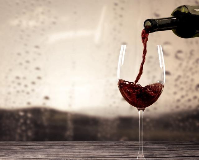 拿几个杯子,家人坐在一起,启开酒瓶,让飘香的酒液慢慢醒来,轻快的话题