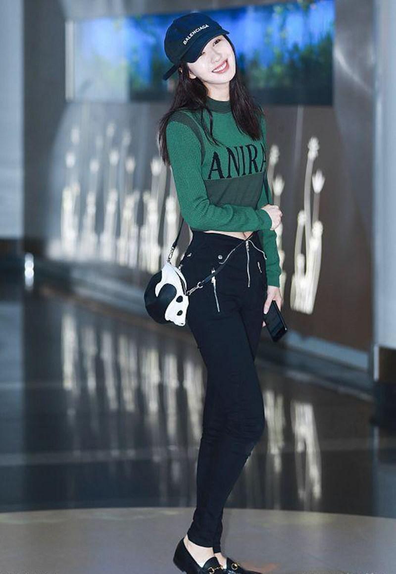 李菲儿机场露蛮腰, 牛仔裤拉链开太大, 网友: 动作大点就蹦了吧!