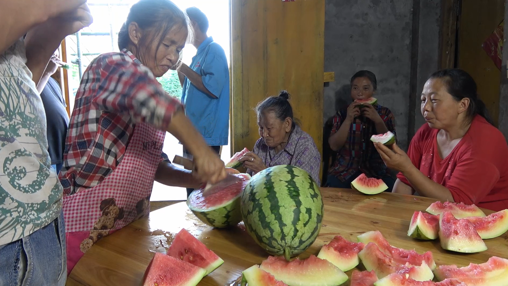 农村四哥:今天摘了好多西瓜,叫幺叔幺妈过来吃