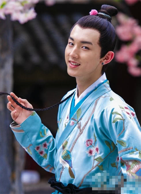 《太子妃》将翻拍?而他和关晓彤是同班同学,网友:比刘昊然还帅