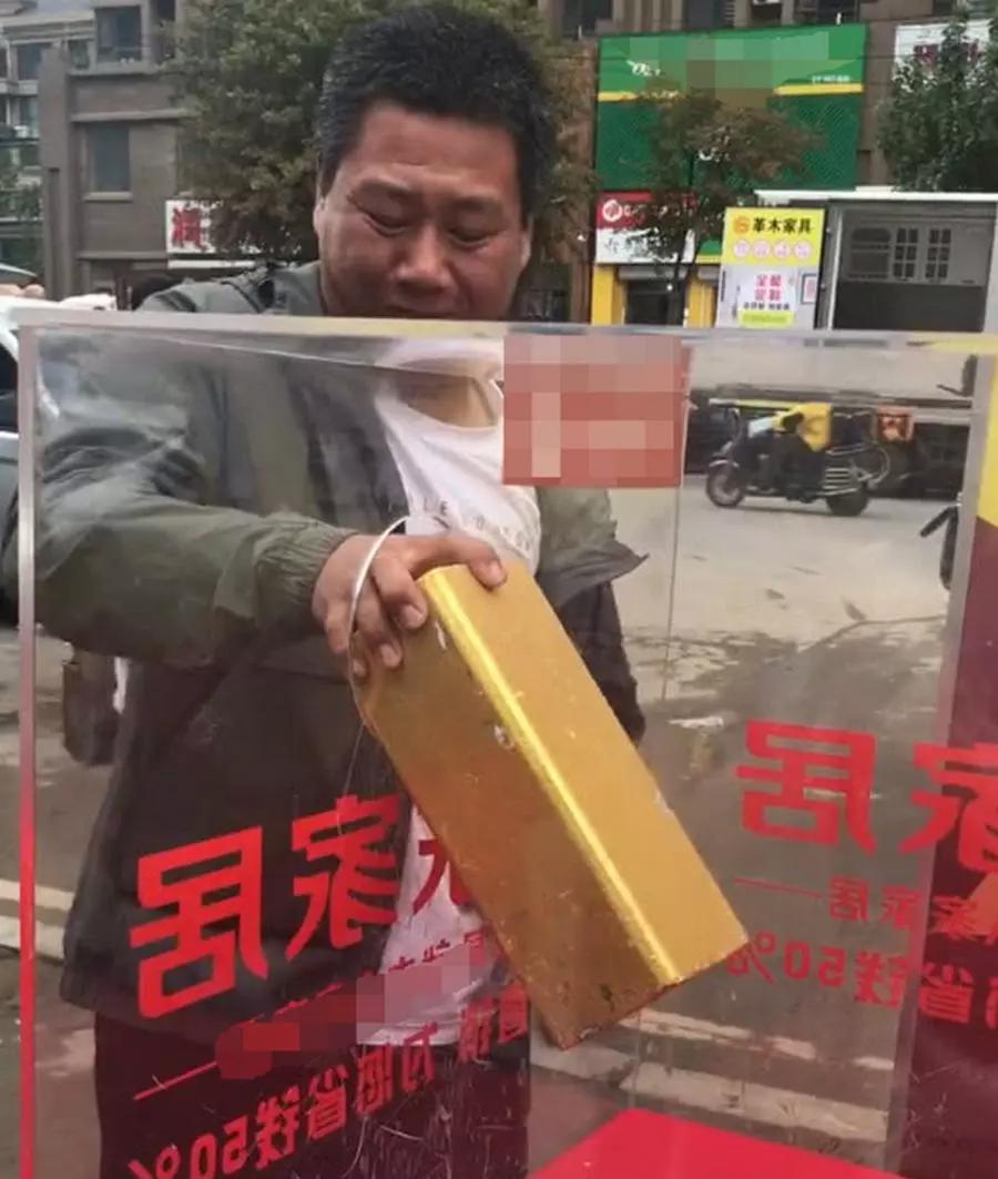 街头放一块50斤金砖,只要谁拿得走就归谁,某音网红街套路深