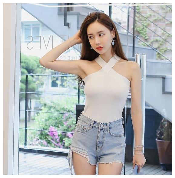 时尚街拍:热裤美女彰显出曼妙多姿的女神风范!