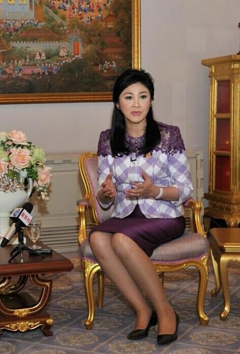 51岁的英拉坐姿优雅双腿紧紧并拢最后一张因服装紧闹尴尬