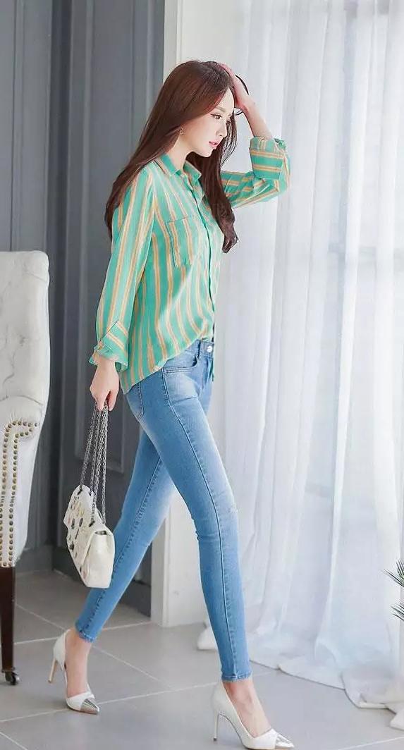 妹子穿紧身牛仔裤清爽性感好看又迷人