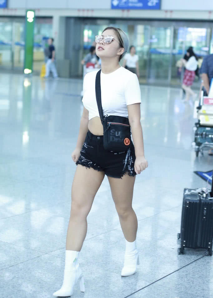 王菊的大粗腿真是太抢镜了,要是看着个大腿,她的体重怎么也得有120吧.