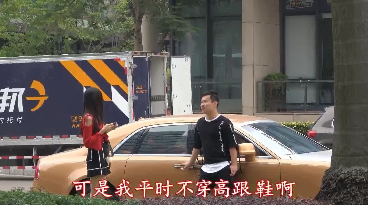 小伙借豪车搭讪美女,上劳斯莱斯后小伙直接动手,女孩从了