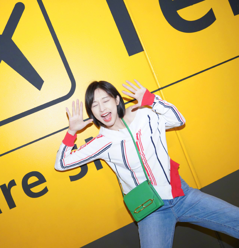 张俪白色一字肩上衣参加活动,各种搞怪造型满满的少女心