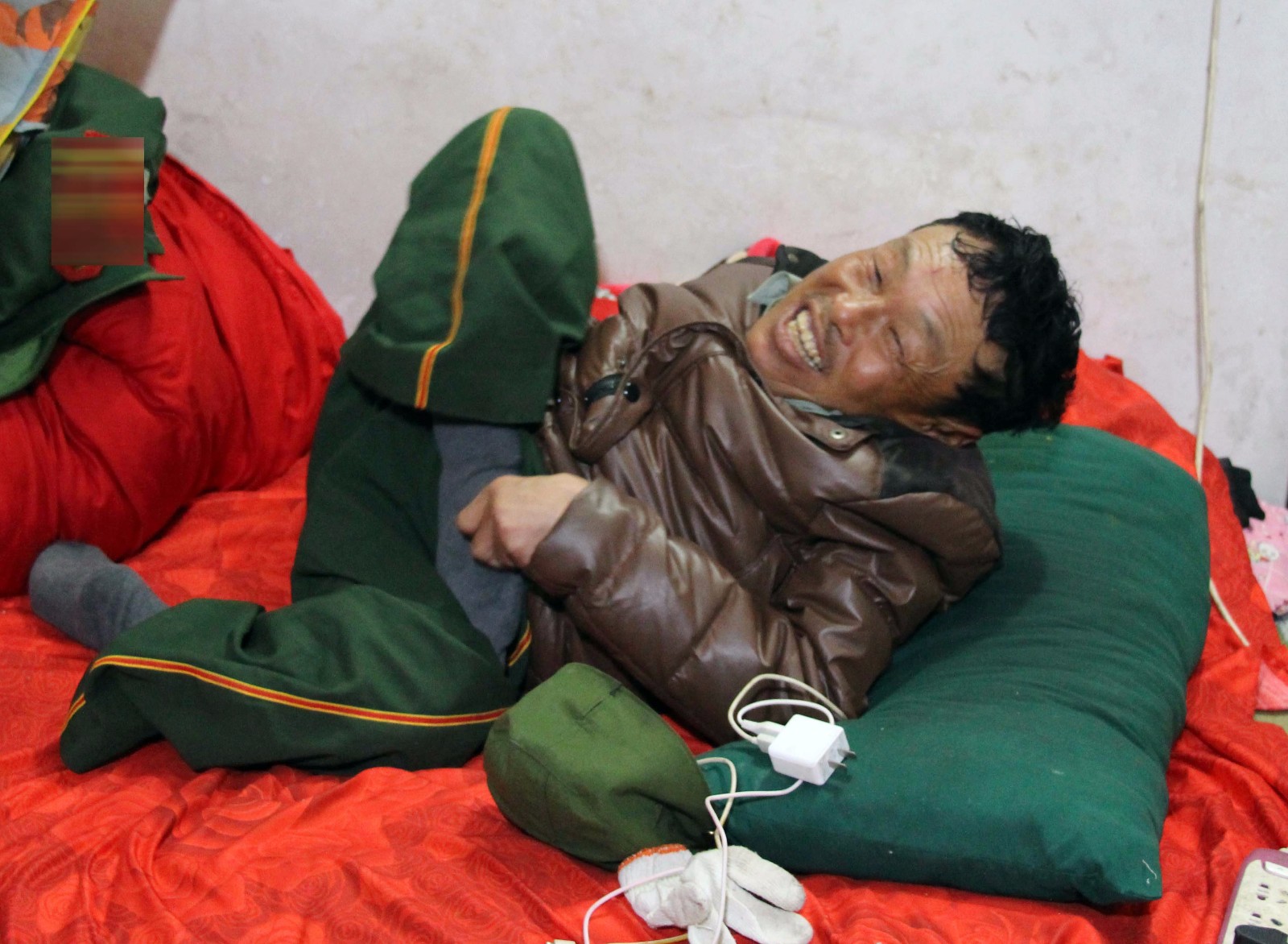 残疾男子身高不足一米,靠唢呐吸引女教师,村里人都说他有福气_新浪