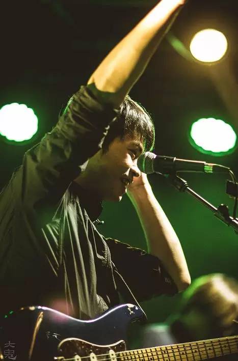 专访:音乐使人癫狂——曾在舞台上摔了腿的麻园诗人主创:苦果