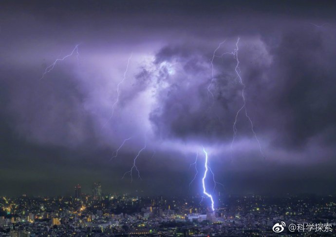 大暴雨下的雷暴画面.大自然的力量…有点可怕