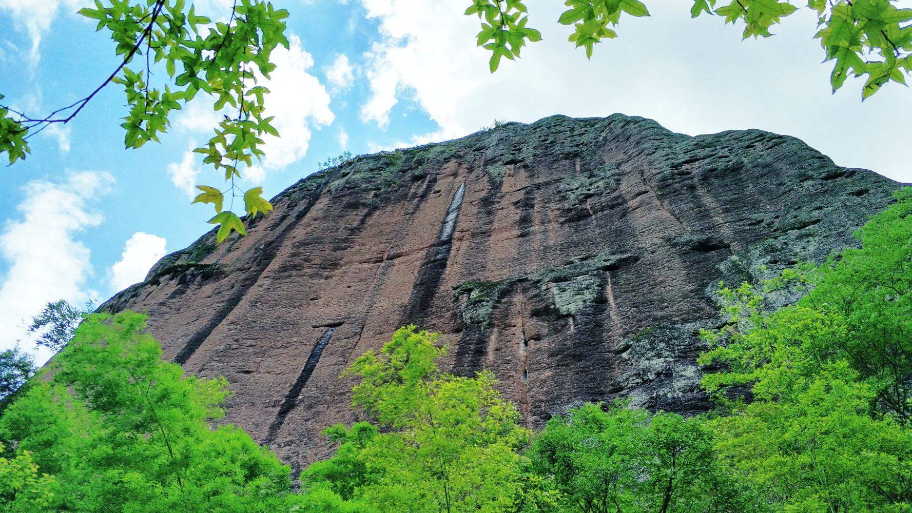 江西省抚州市南丰县白舍镇池渡村戈廉石首篇闻名遐迩的千仞绝壁