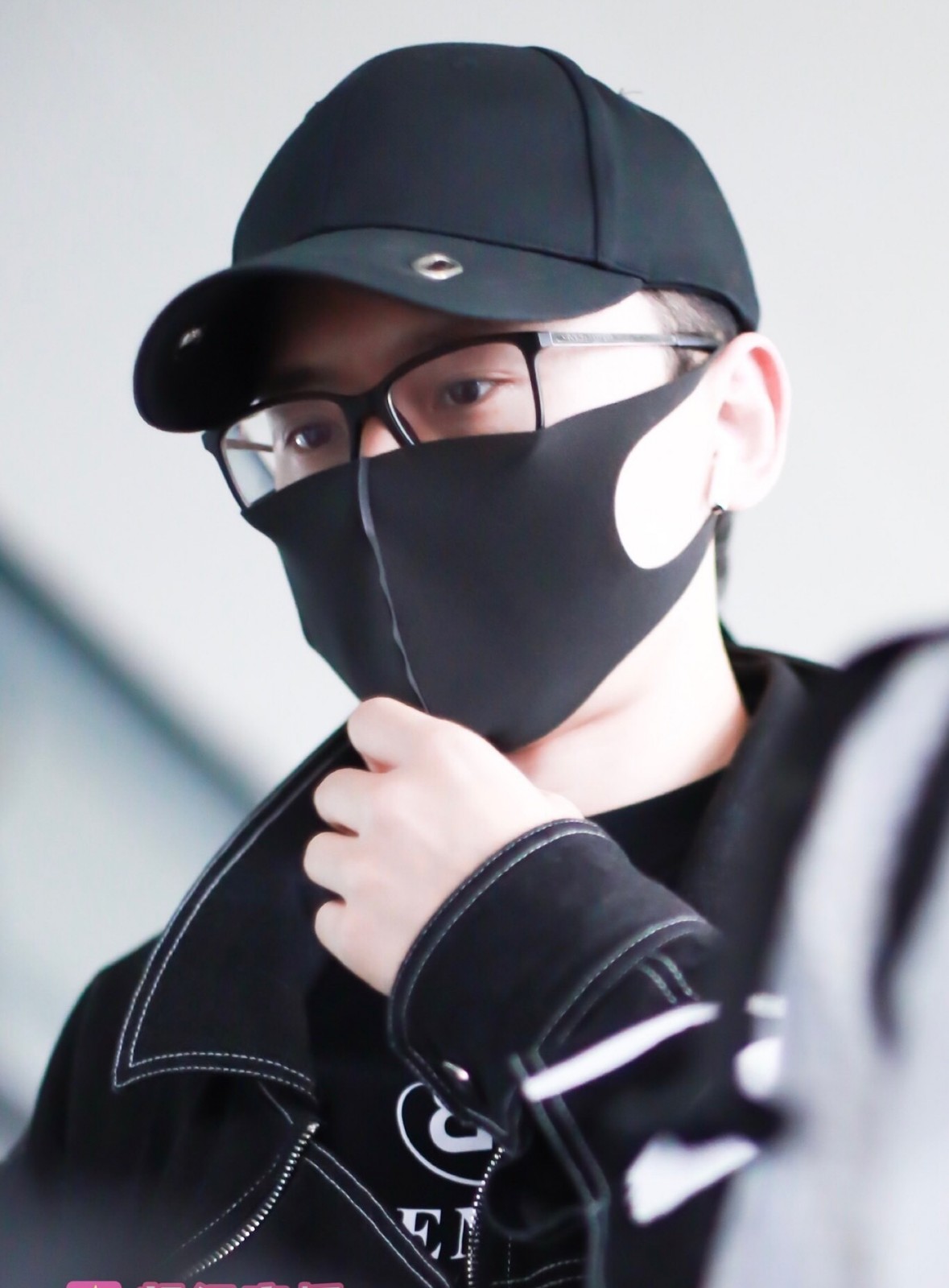 张杰穿黑色衣服戴着鸭舌帽口罩现身机场 与粉丝亲切互动十分帅气