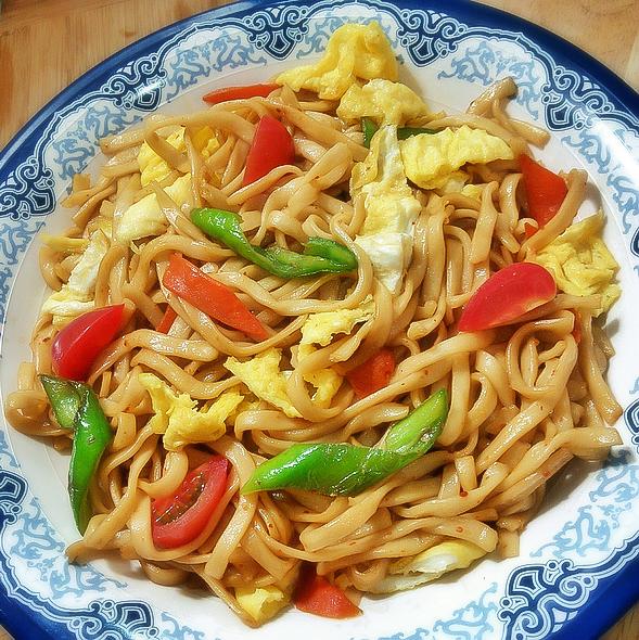 早餐想吃得营养点?鸡蛋肉片炒面就是你的不二选择