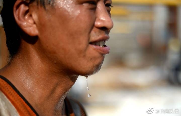 高温下的建筑工每天暴晒九小时