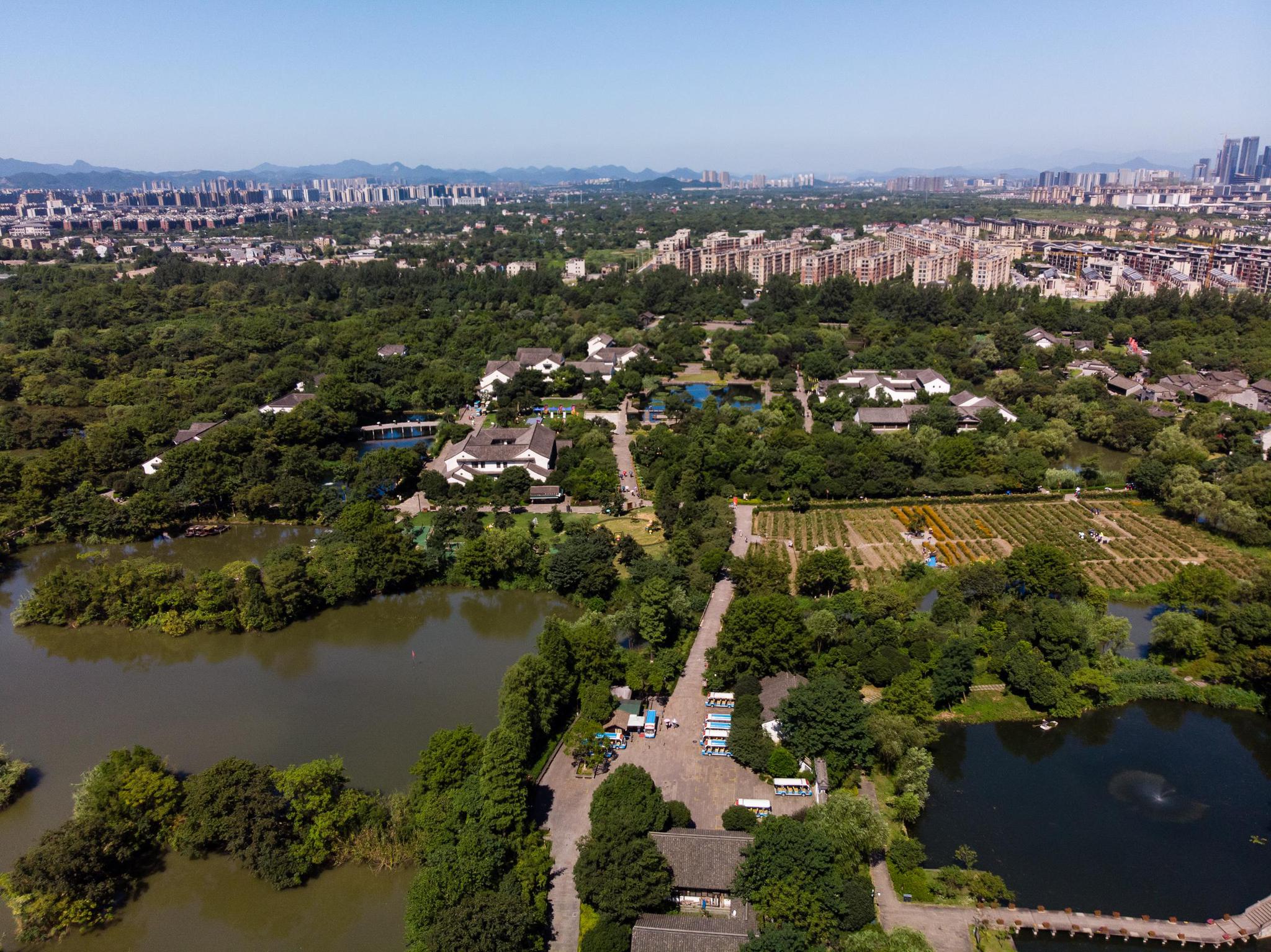 北至文二西路延伸段,南达五常大道,东侧与西溪国家湿地公园二期相连