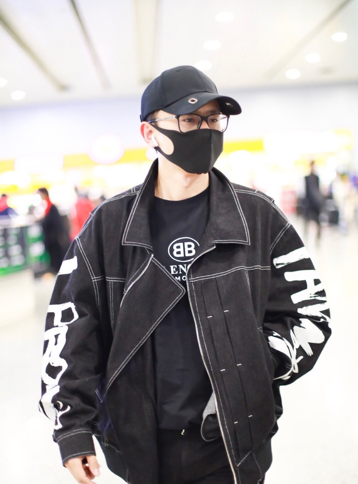 张杰穿黑色衣服戴着鸭舌帽口罩现身机场 与粉丝亲切互动十分帅气