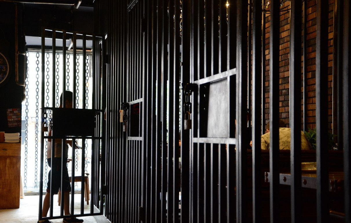 约会在"监狱"里吃"牢饭",实拍奇葩餐厅的"不一般"