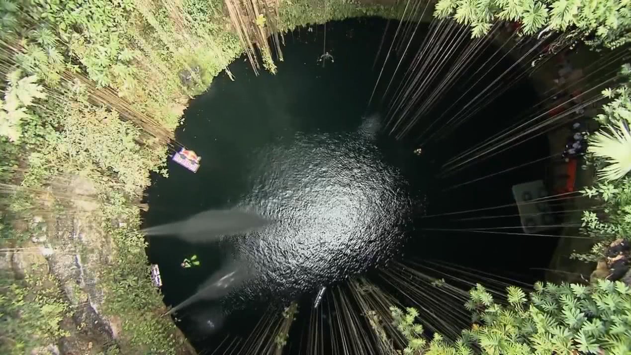 一口神秘又可怕的水洞,深不见底,黑暗的水底还埋了东西