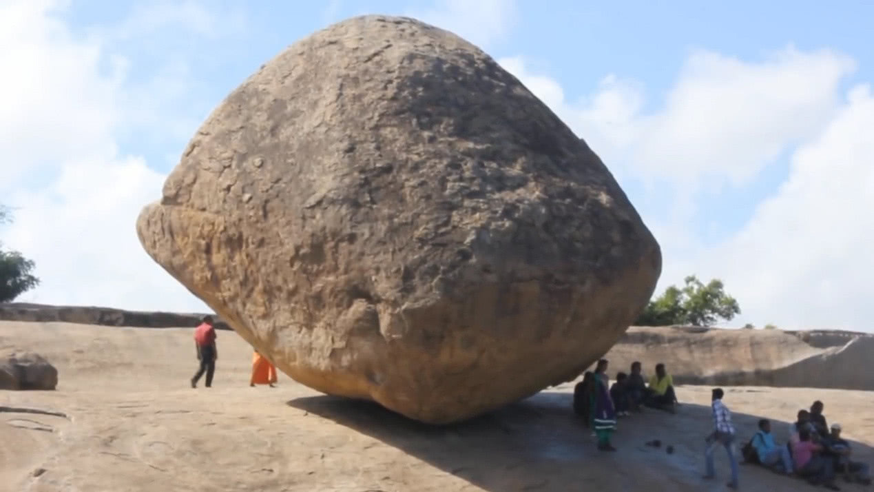 世界最怪的石头,没有支撑悬空千年不倒,中国的这一块更神奇!