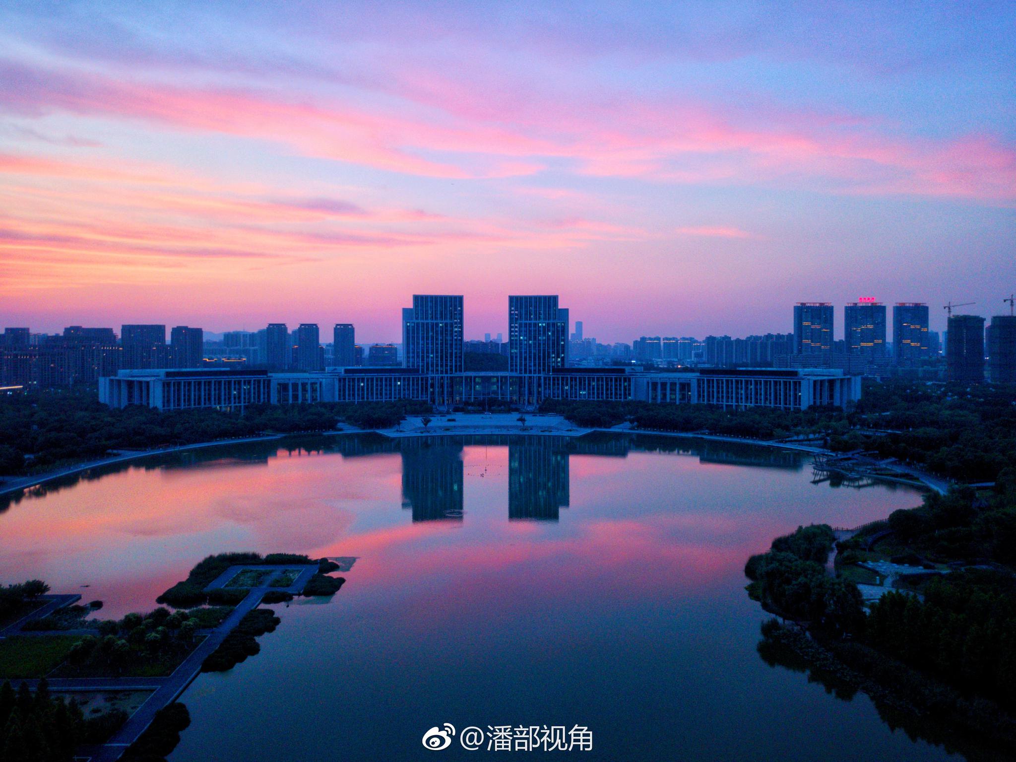 今晚黄昏的时候，空中看太湖新城。