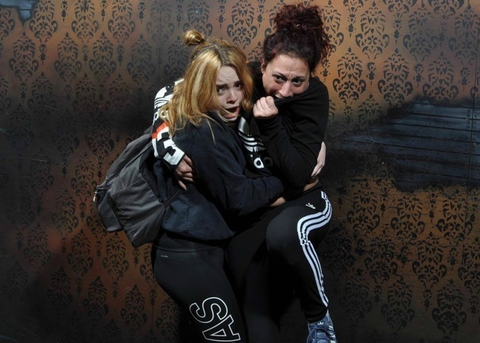 加拿大的一间游乐场的鬼屋里装了个照相机