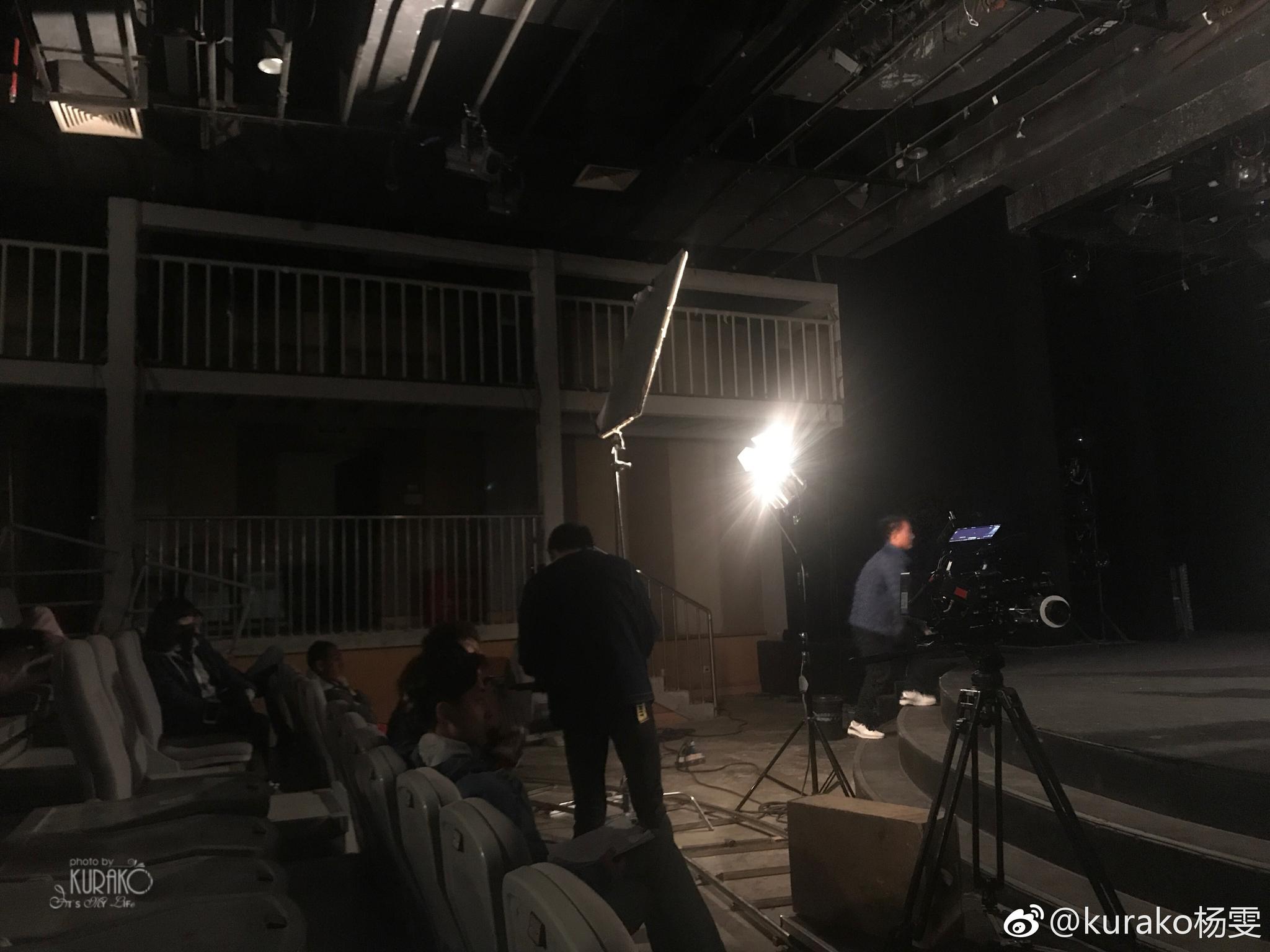 头一回听说"黑匣子",夜盲又没带眼镜的我在片场每一步都要小心翼翼.