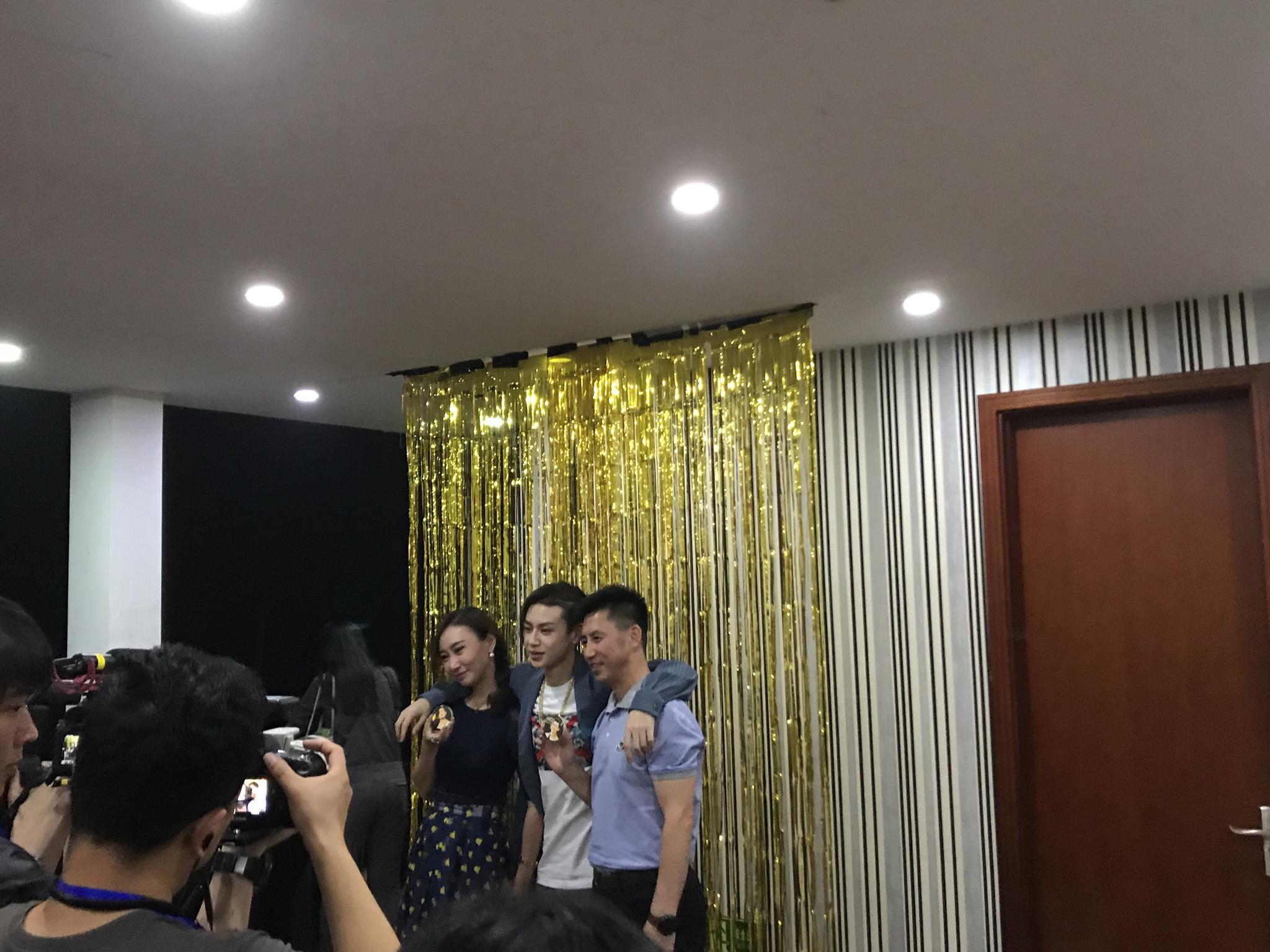 小鬼哭了 一直以来辛苦了和爸爸妈妈合影很幸福~生日快乐