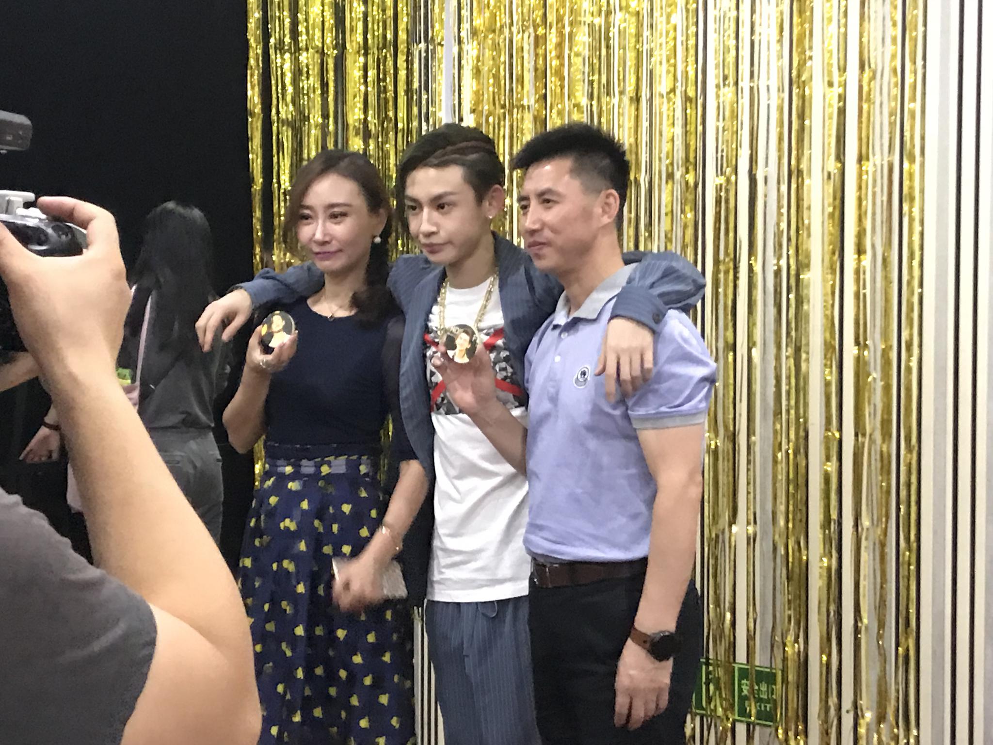 小鬼哭了 一直以来辛苦了和爸爸妈妈合影很幸福~生日快乐