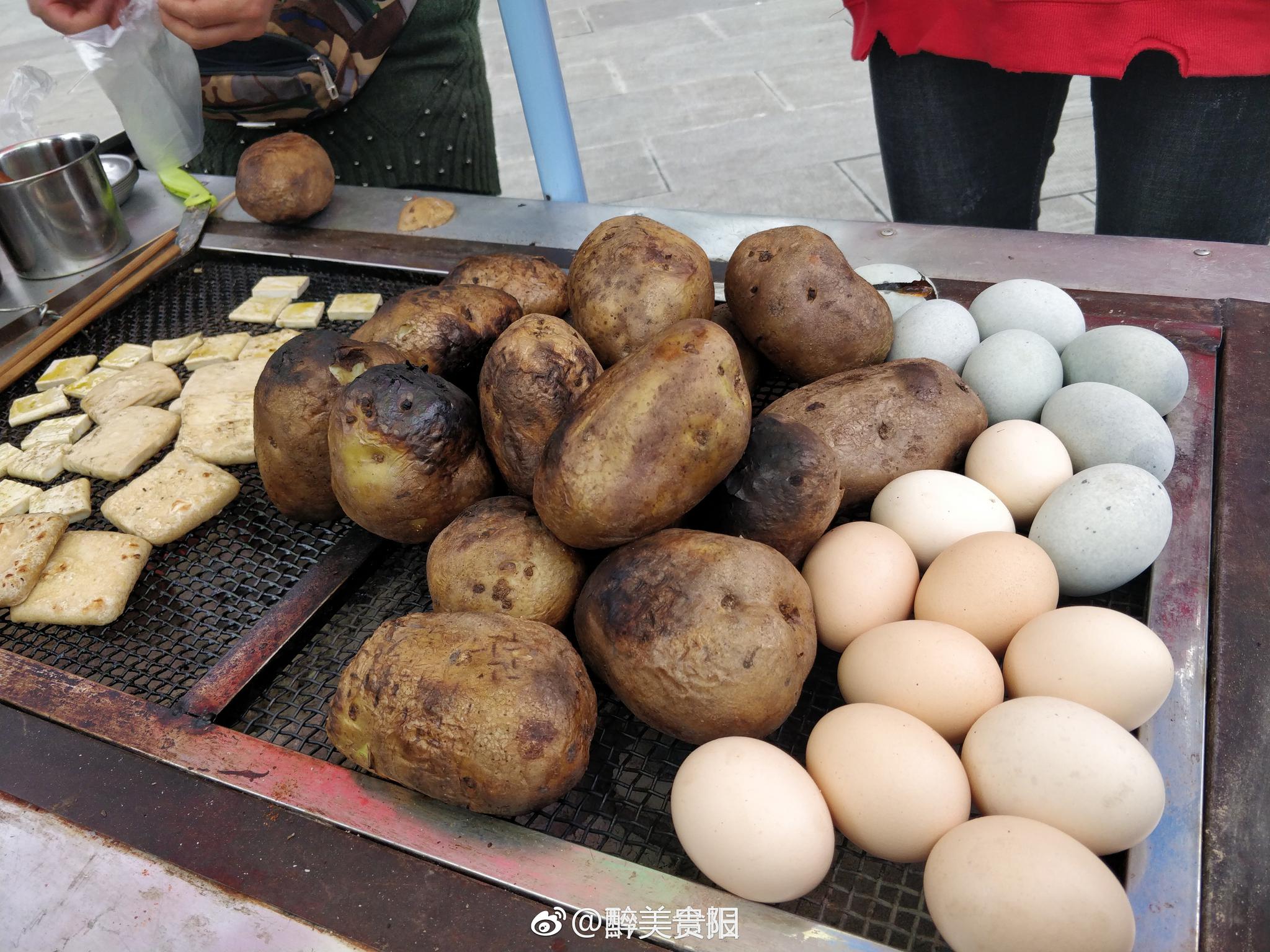 贵阳下雨像过冬,一出门来冷飕飕出来整点烧洋芋,小豆腐,烤皮蛋……又