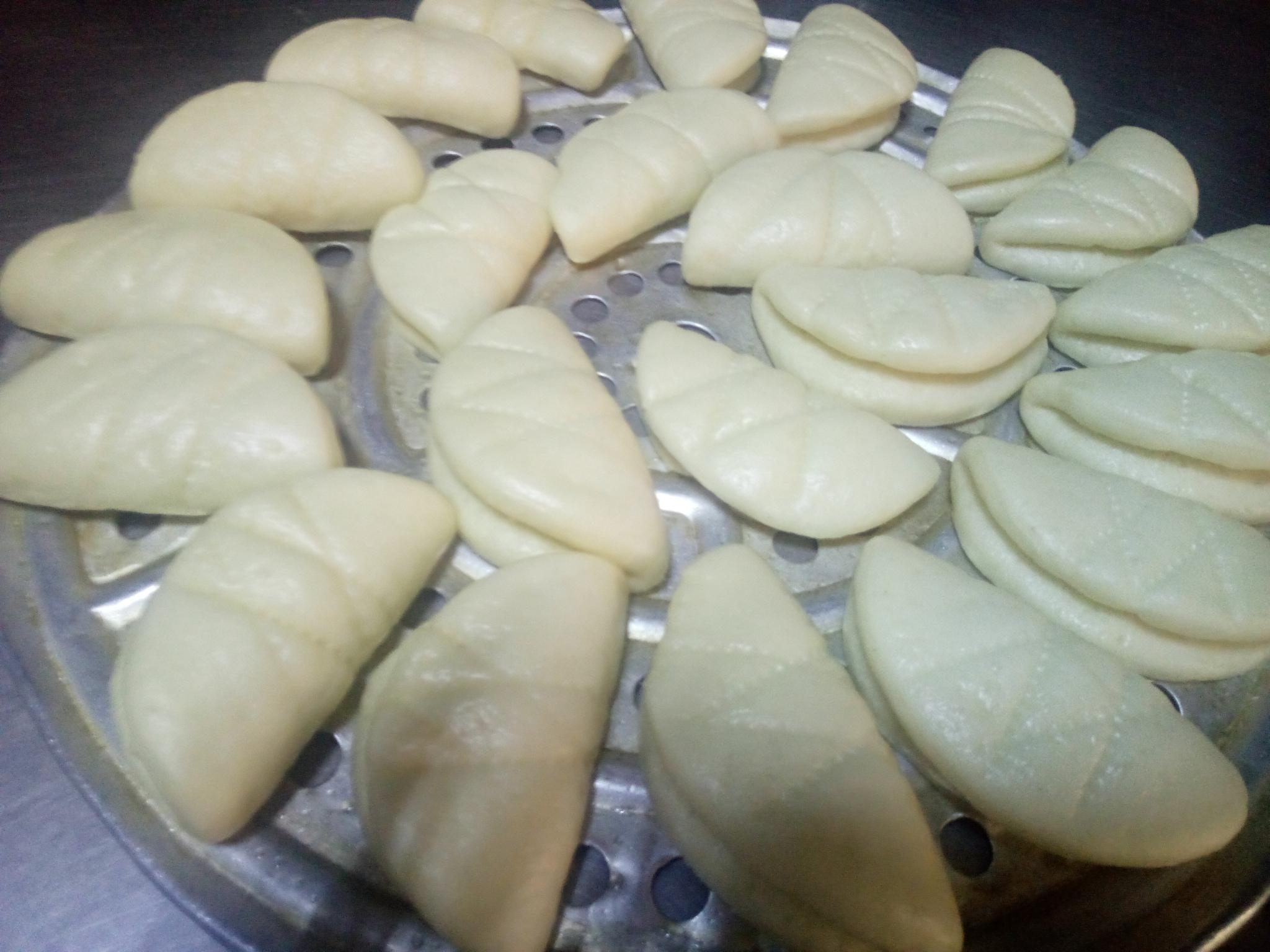 大厨教你做荷叶饼饼薄如纸嚼之富有弹性的方法在这里