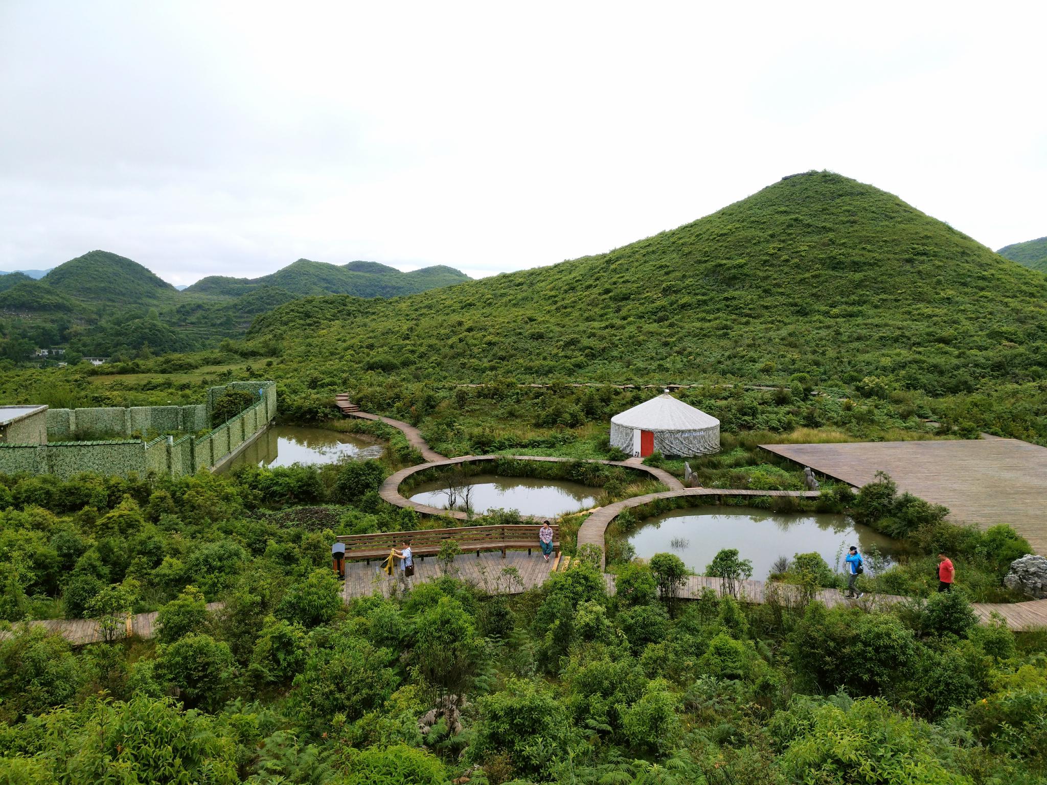 走进贵州毕节百里杜鹃景区第一站到了奢香军营山地公园