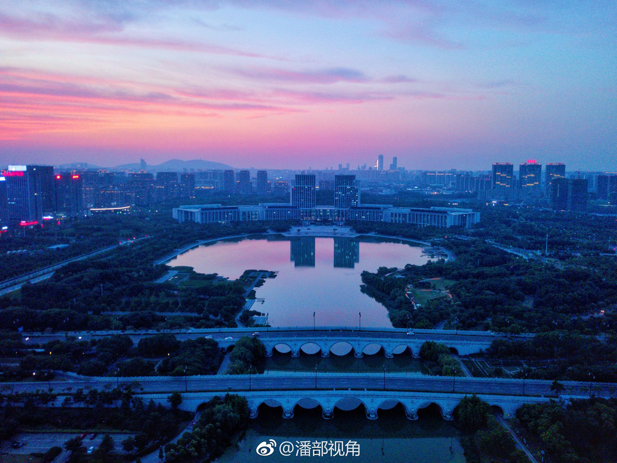 今晚黄昏的时候，空中看太湖新城。