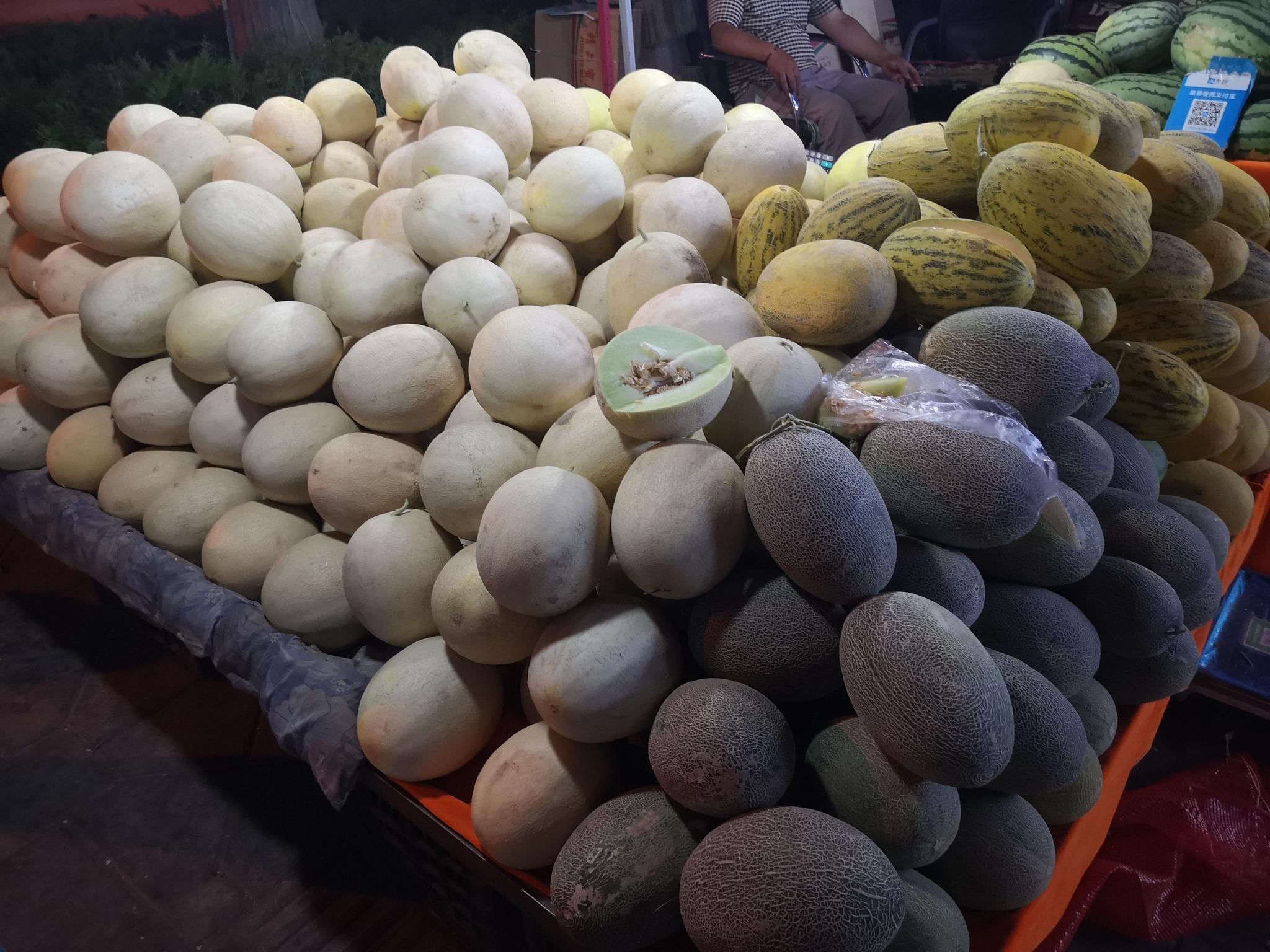 河西走廊上,甘肃酒泉瓜州县的瓜州市场,全是各种瓜果