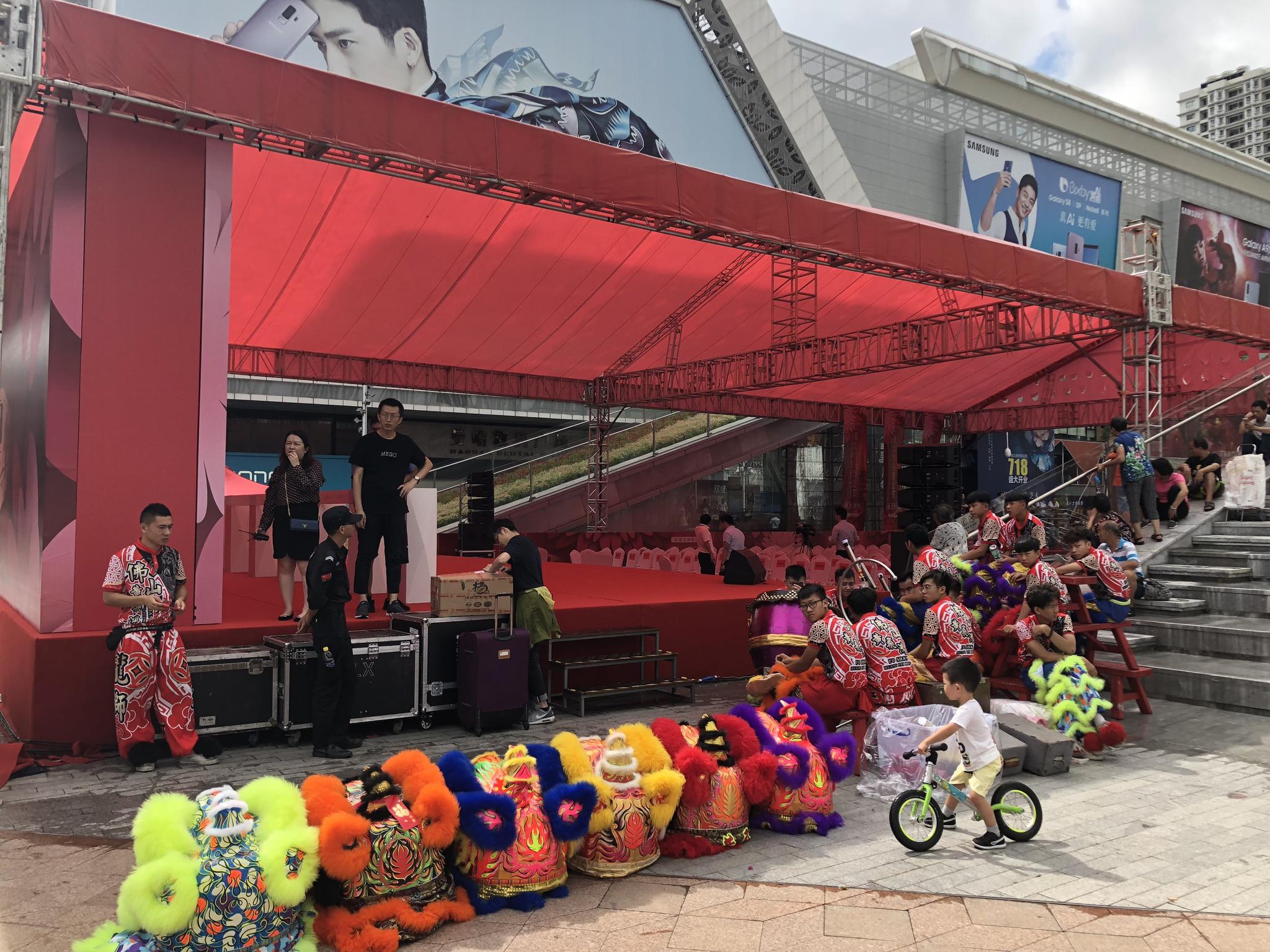活动公司旭东传媒执行演艺的7月18日华强北地铁商业街开业活动
