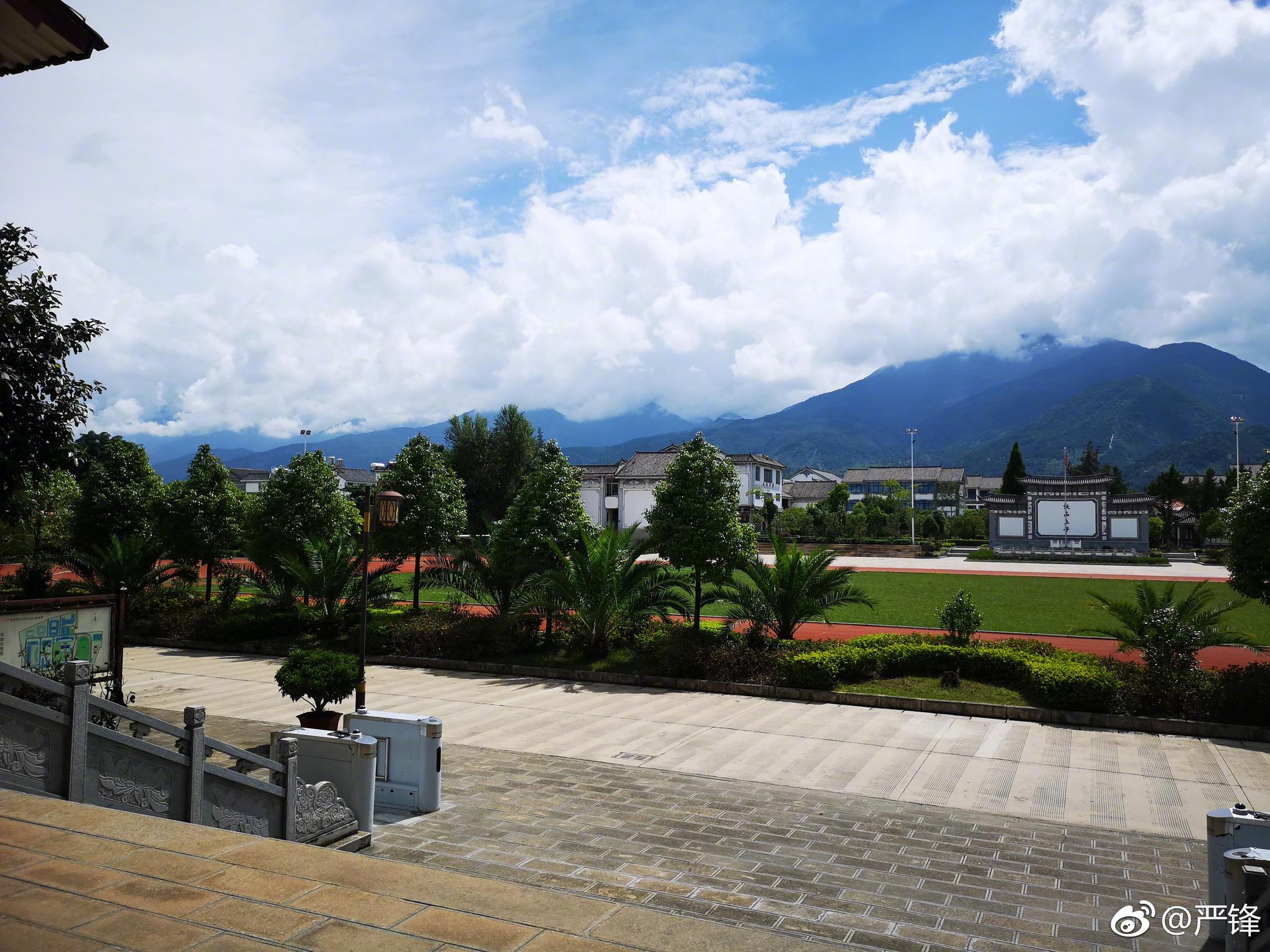 路过喜洲镇,看到一所金碧辉煌的中学,叫五台中学.