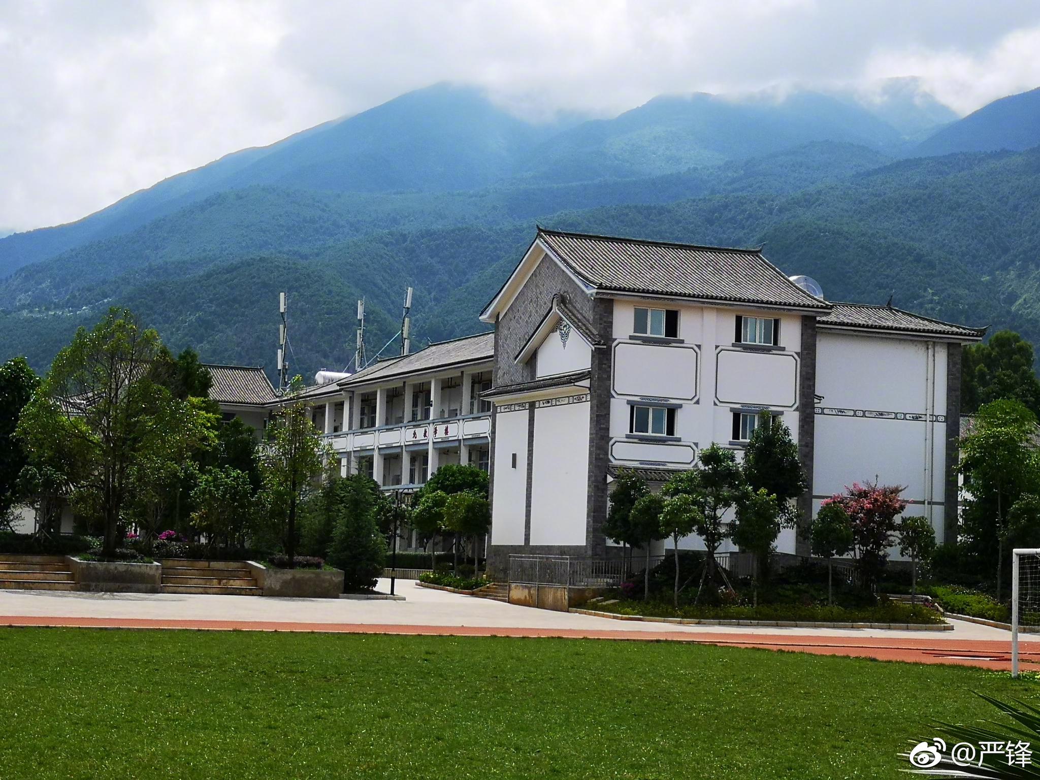 路过喜洲镇,看到一所金碧辉煌的中学,叫五台中学.