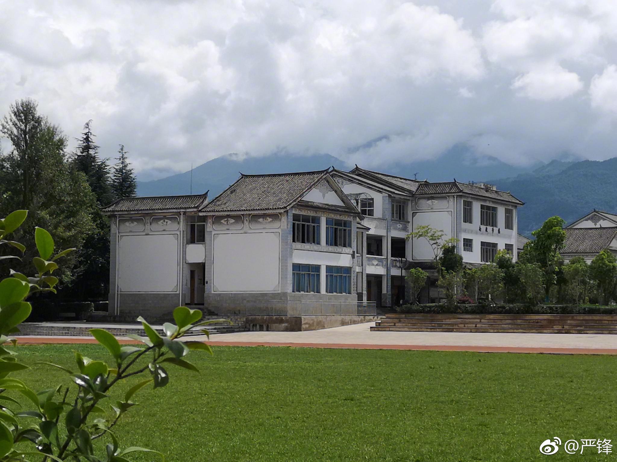 路过喜洲镇,看到一所金碧辉煌的中学,叫五台中学.