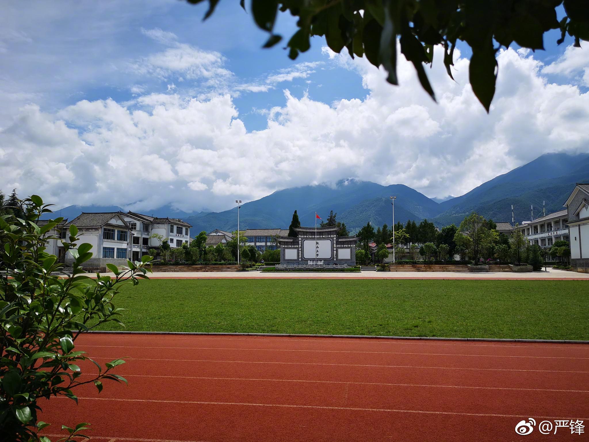 路过喜洲镇,看到一所金碧辉煌的中学,叫五台中学.