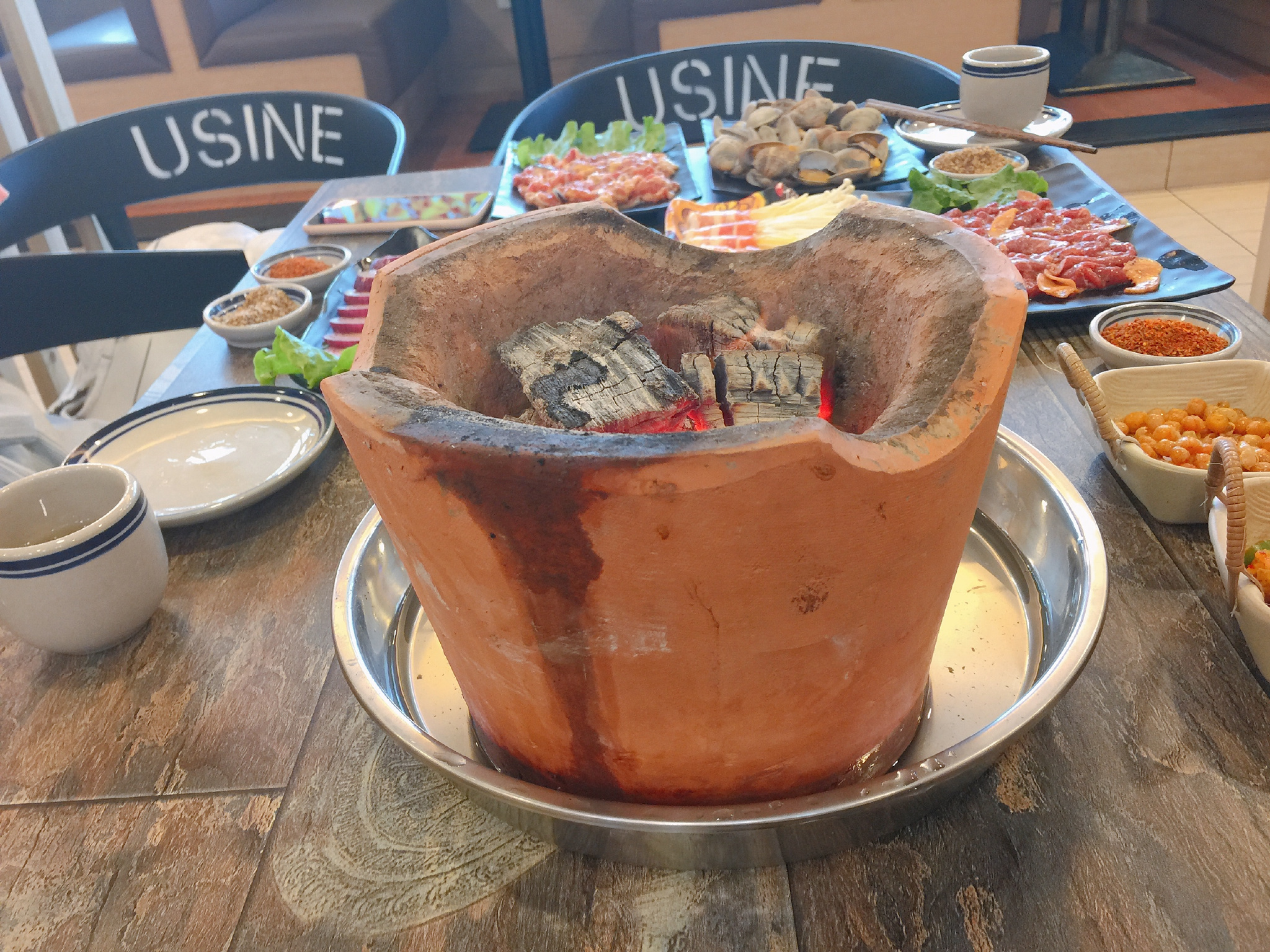 把烤肉放在瓦片上这家烤肉店让客人吃到了特别的味道