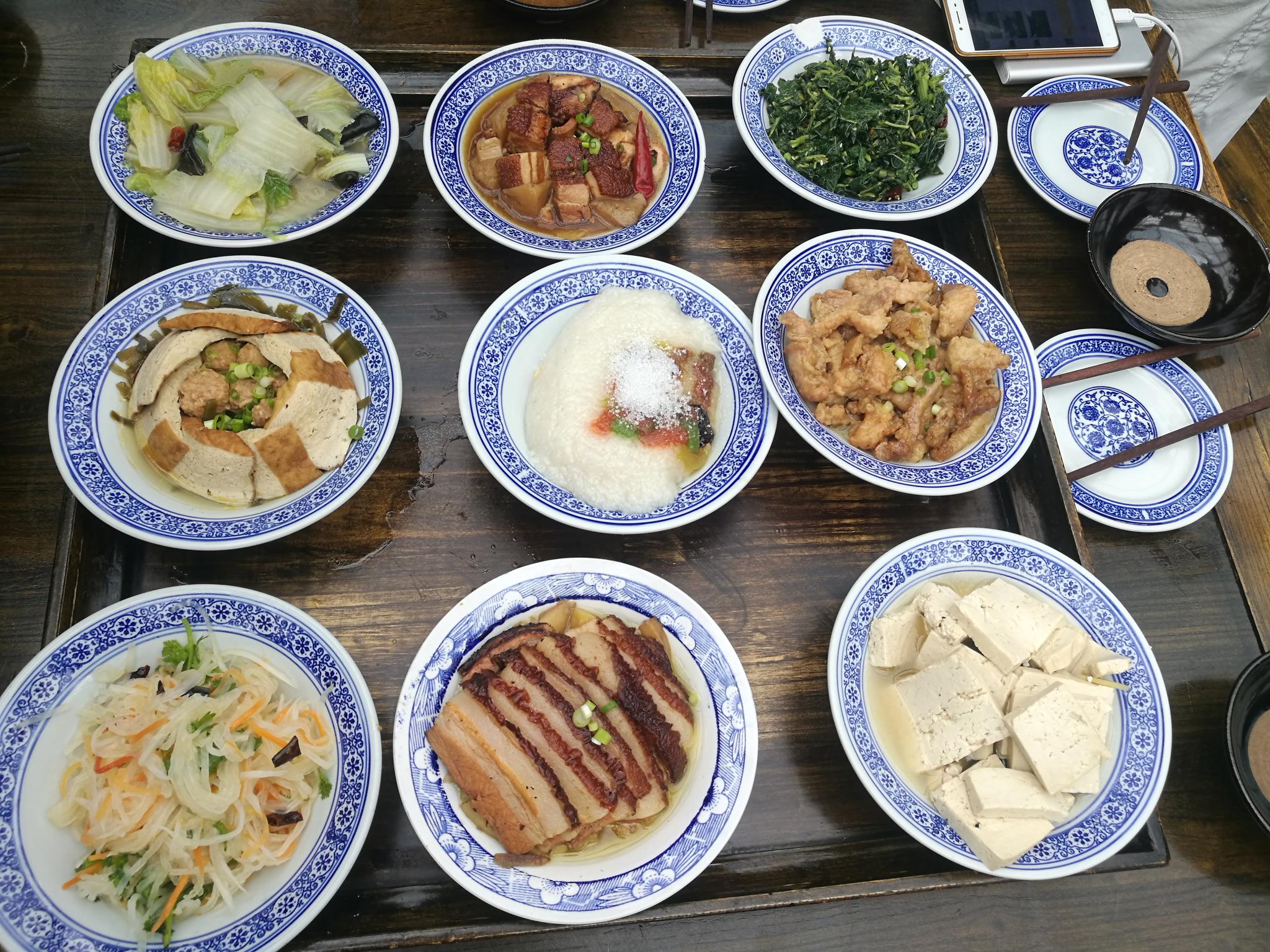 临近中午,走进滋水县城的关中大席,一桌以蓝田九大碗为主菜的风味宴