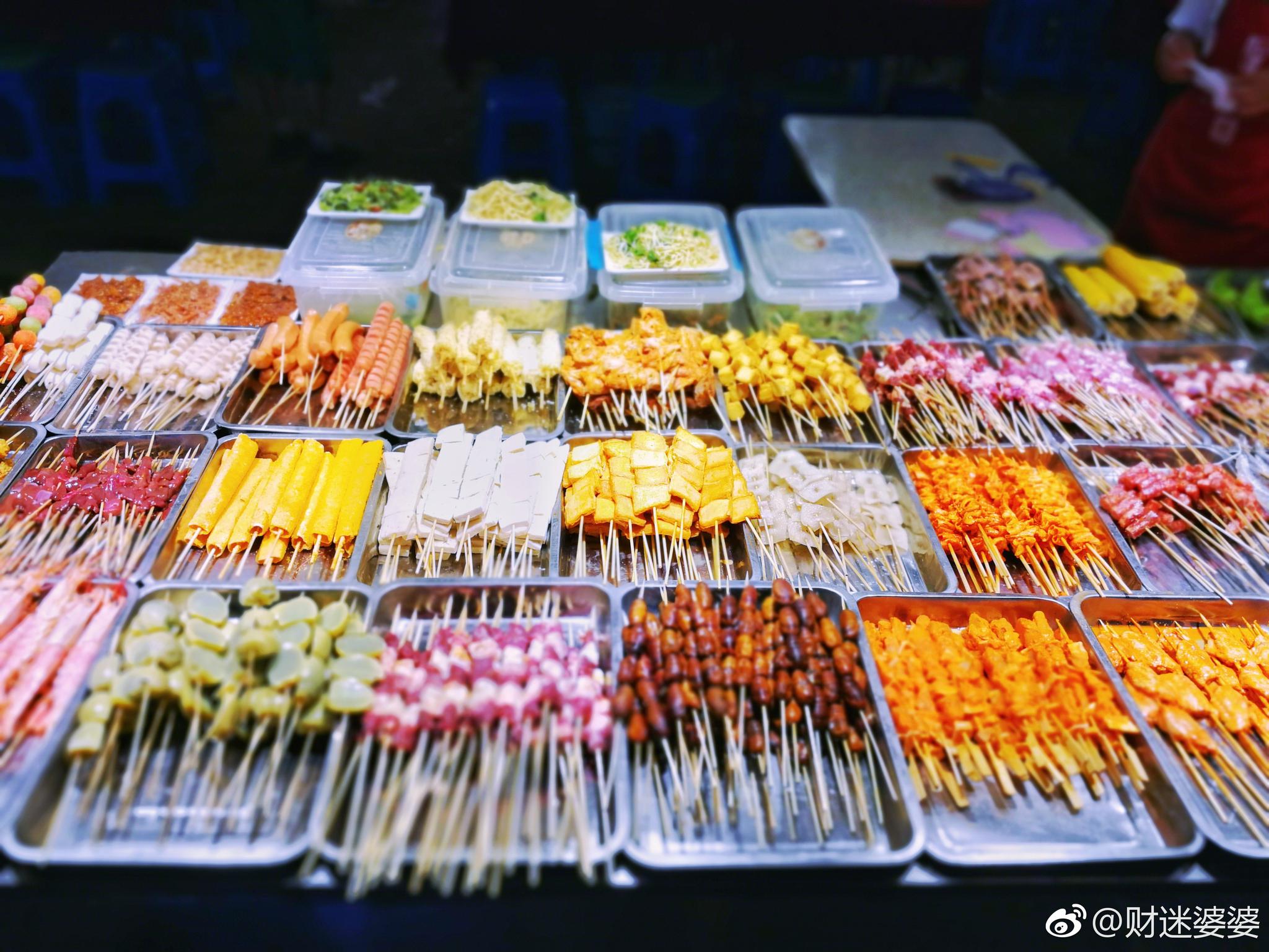 城市中灯火通明的夜市就像是隐藏在城市里的美食秘境这里是美食的天